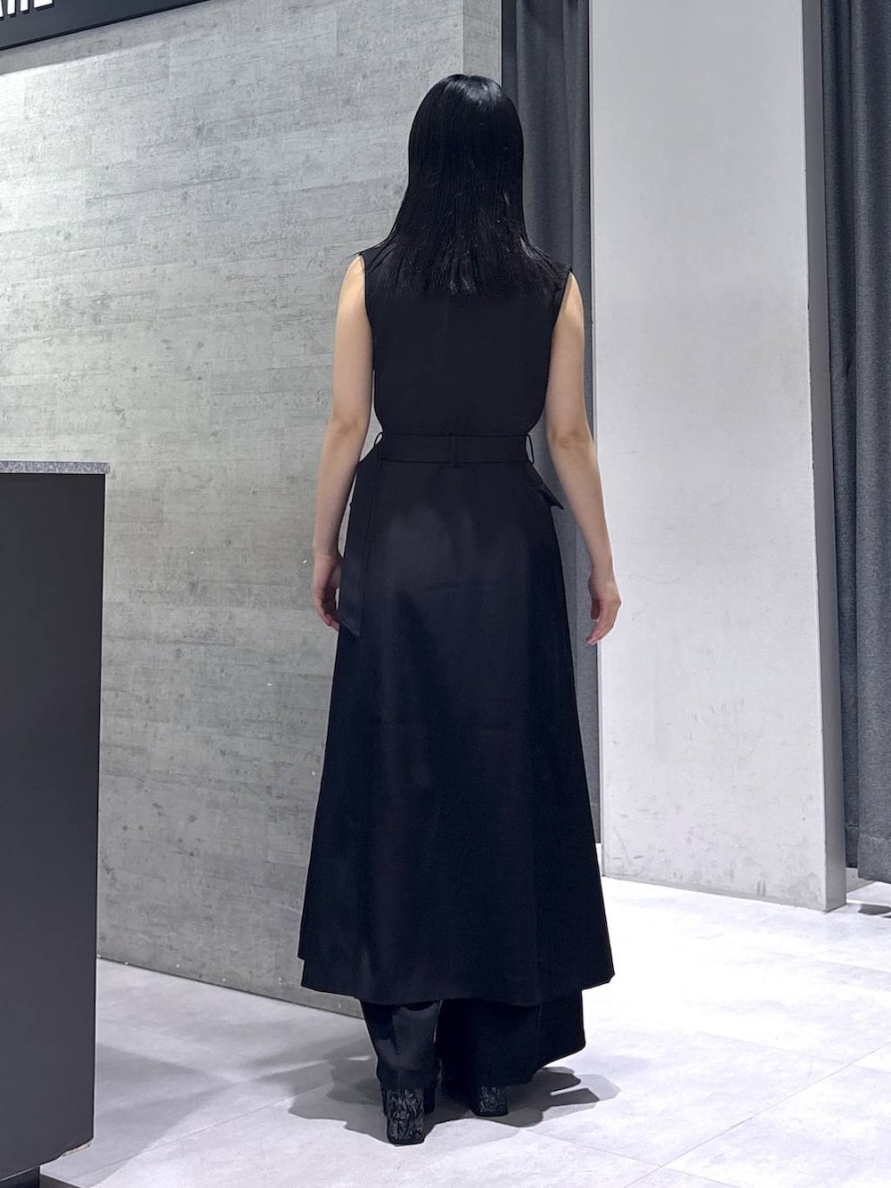 ブラック系のワンピース、ブラック系のスラックス、ブラック系のタンクトップを着用したレディースの夏コーディネートの4枚目の写真
