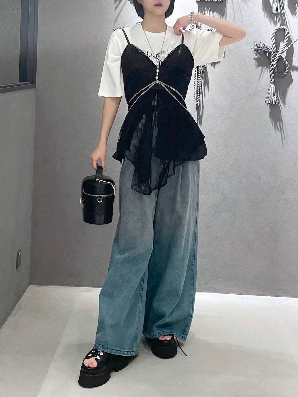 「低身長、モード、個性派、デート/ロマンティック、夏コーデ、骨格ウェーブ、きれいめ、カラーコーデ_HARE、HARE、レイヤードスタイル、Tシャツ、ビスチェ、白Tシャツ、デニムパンツ、パンツ」｜「HAREの2WAYスクエアラメニットタンクトップ(HARE)（タンクトップ、グレー系）」を使った、ぽんさん（レディース・155cm）の夏コーディネートの8枚目の写真