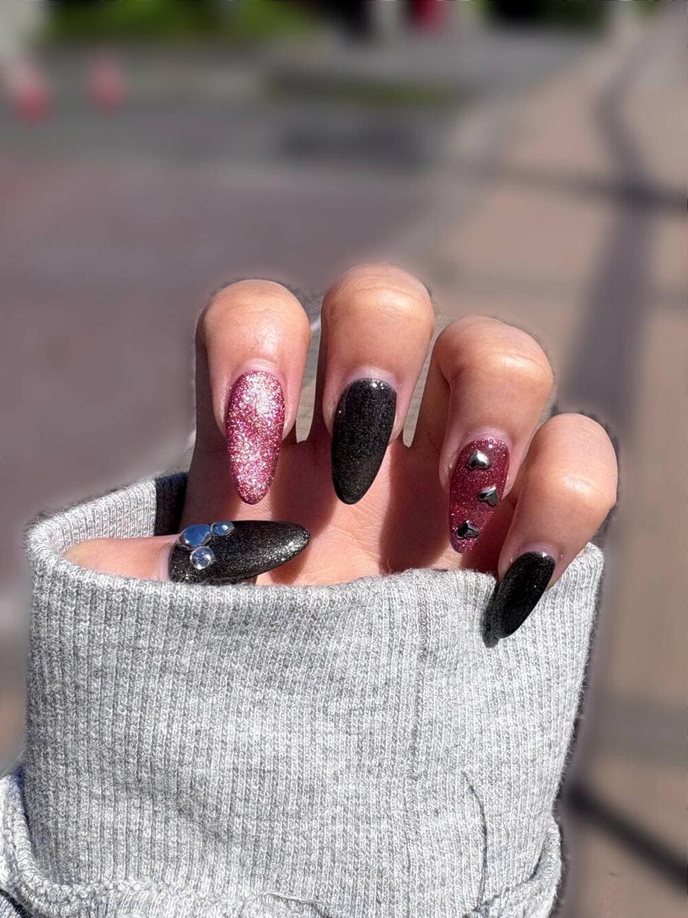 グレー系のパーカーを着用したレディースの秋コーディネートの2枚目の写真