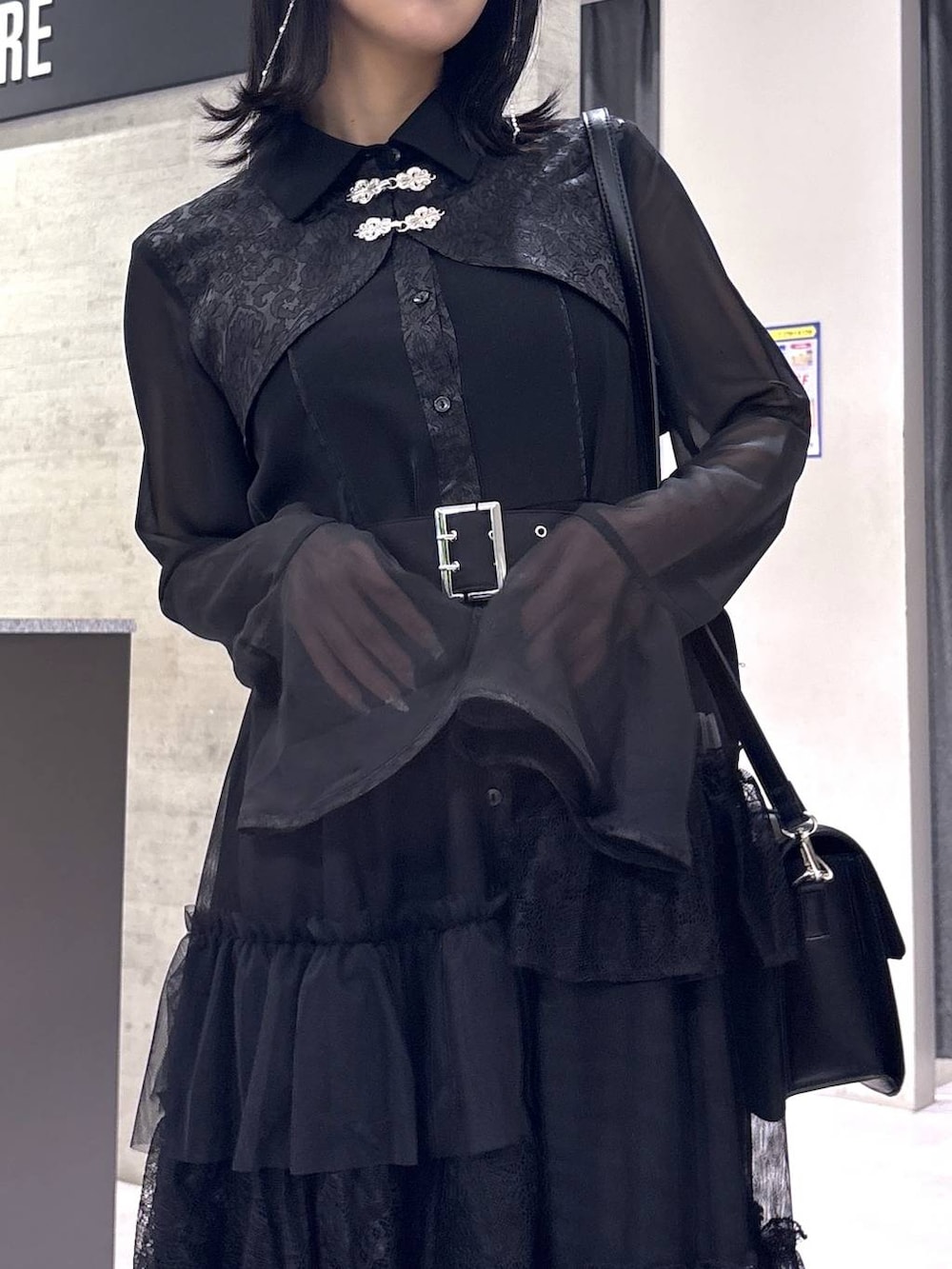 ホワイト系のタンクトップ、ブラック系のショルダーバッグ、グレー系のローファーを着用したレディースの春コーディネートの2枚目の写真