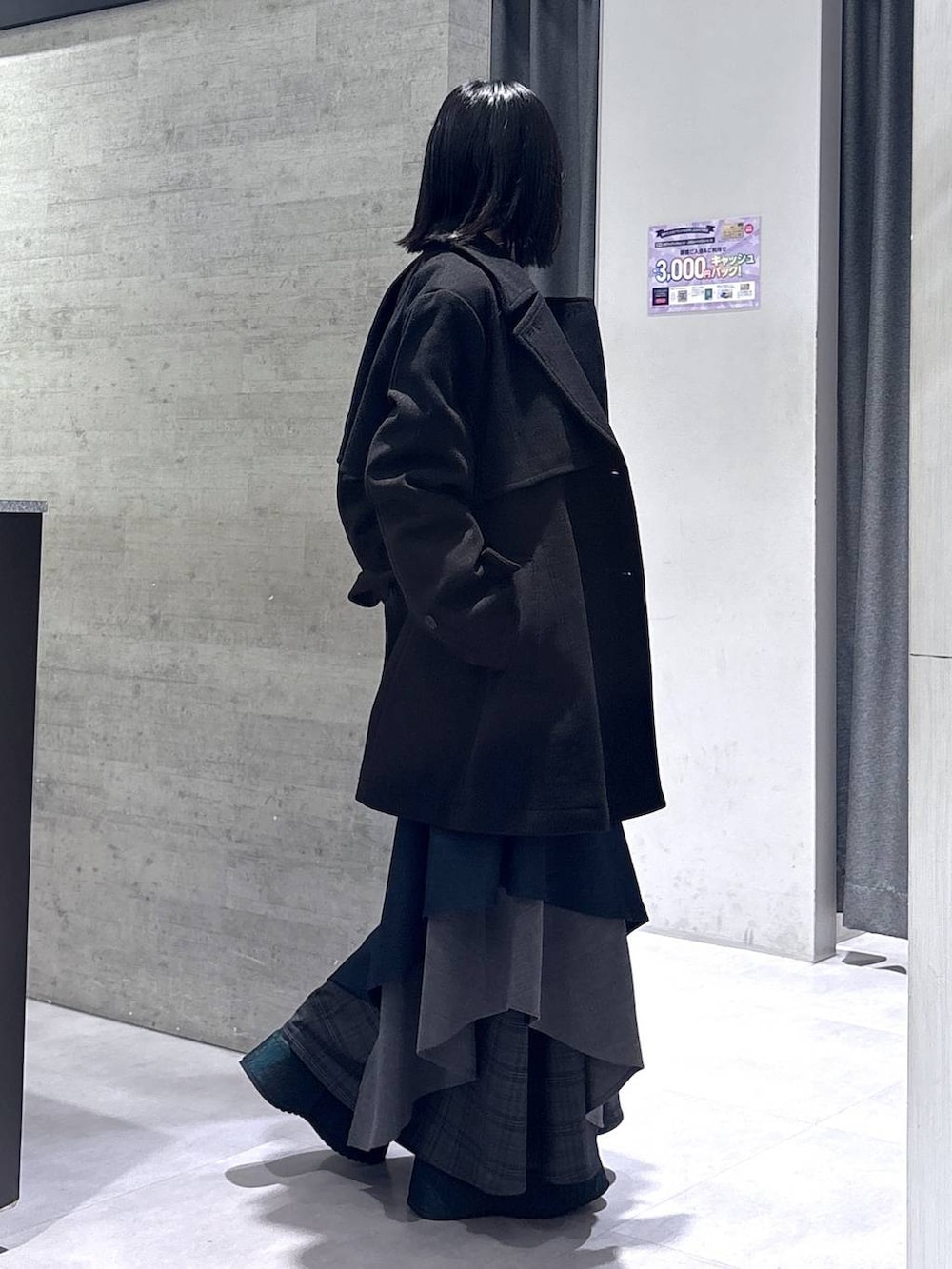 ブラック系のネクタイ、ブラック系のトレンチコート、グリーン系のブーツを着用したレディースの秋コーディネートの6枚目の写真