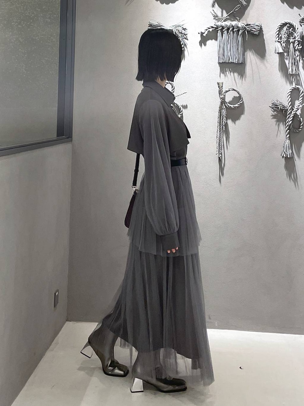 ブラック系のタンクトップ、グレー系のワンピース、ブラウン系のショルダーバッグを着用したレディースの秋コーディネートの6枚目の写真