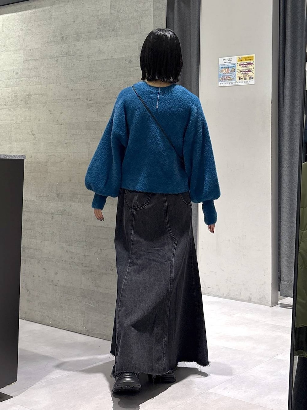 グレー系のタンクトップ、ブルー系のニット/セーター、ブラック系のブーツを着用したレディースの秋コーディネートの7枚目の写真