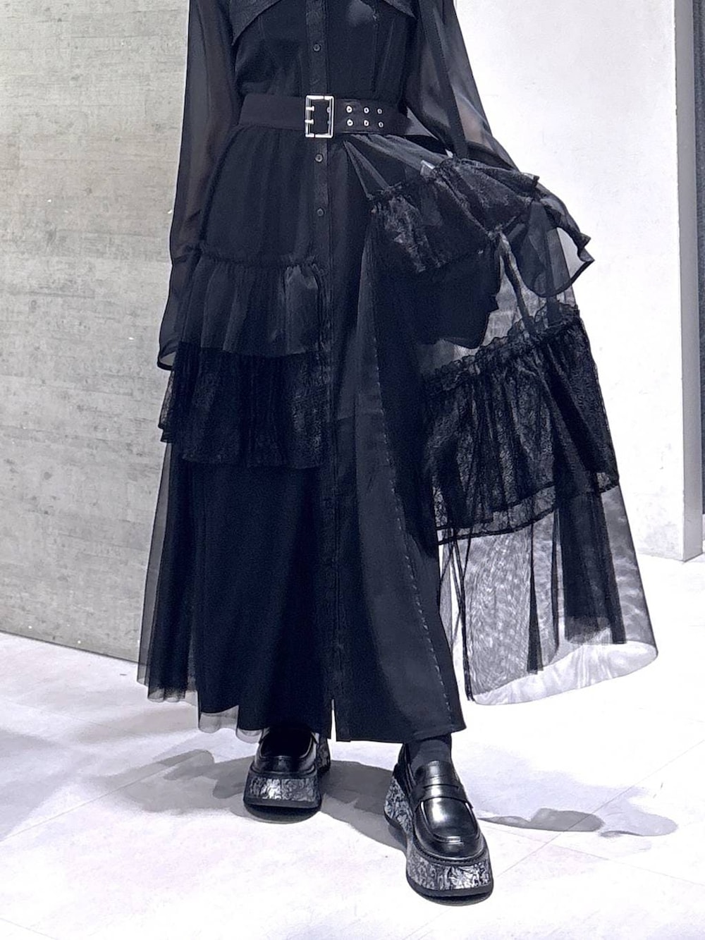 ホワイト系のタンクトップ、ブラック系のショルダーバッグ、グレー系のローファーを着用したレディースの春コーディネートの3枚目の写真