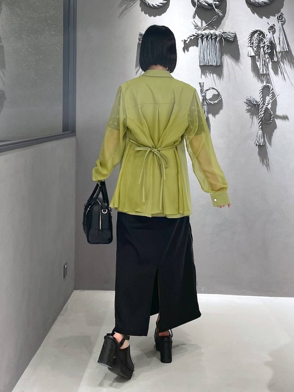 ブラック系のタンクトップ、ブラック系のサンダル、ブラック系のTシャツ/カットソーを着用したレディースの夏コーディネートの7枚目の写真