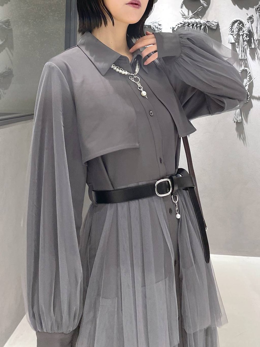 ブラック系のタンクトップ、グレー系のワンピース、ブラウン系のショルダーバッグを着用したレディースの秋コーディネートの8枚目の写真