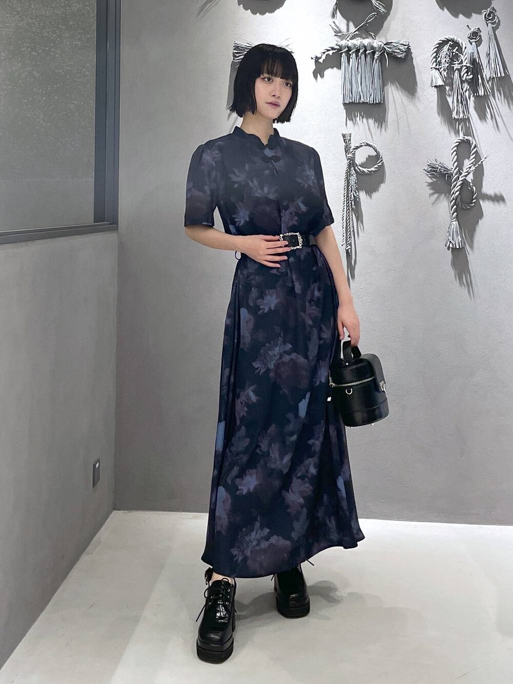 ブラック系のタンクトップ、ブラック系のサンダル、ブラック系のショルダーバッグを着用したレディースの夏コーディネートの5枚目の写真