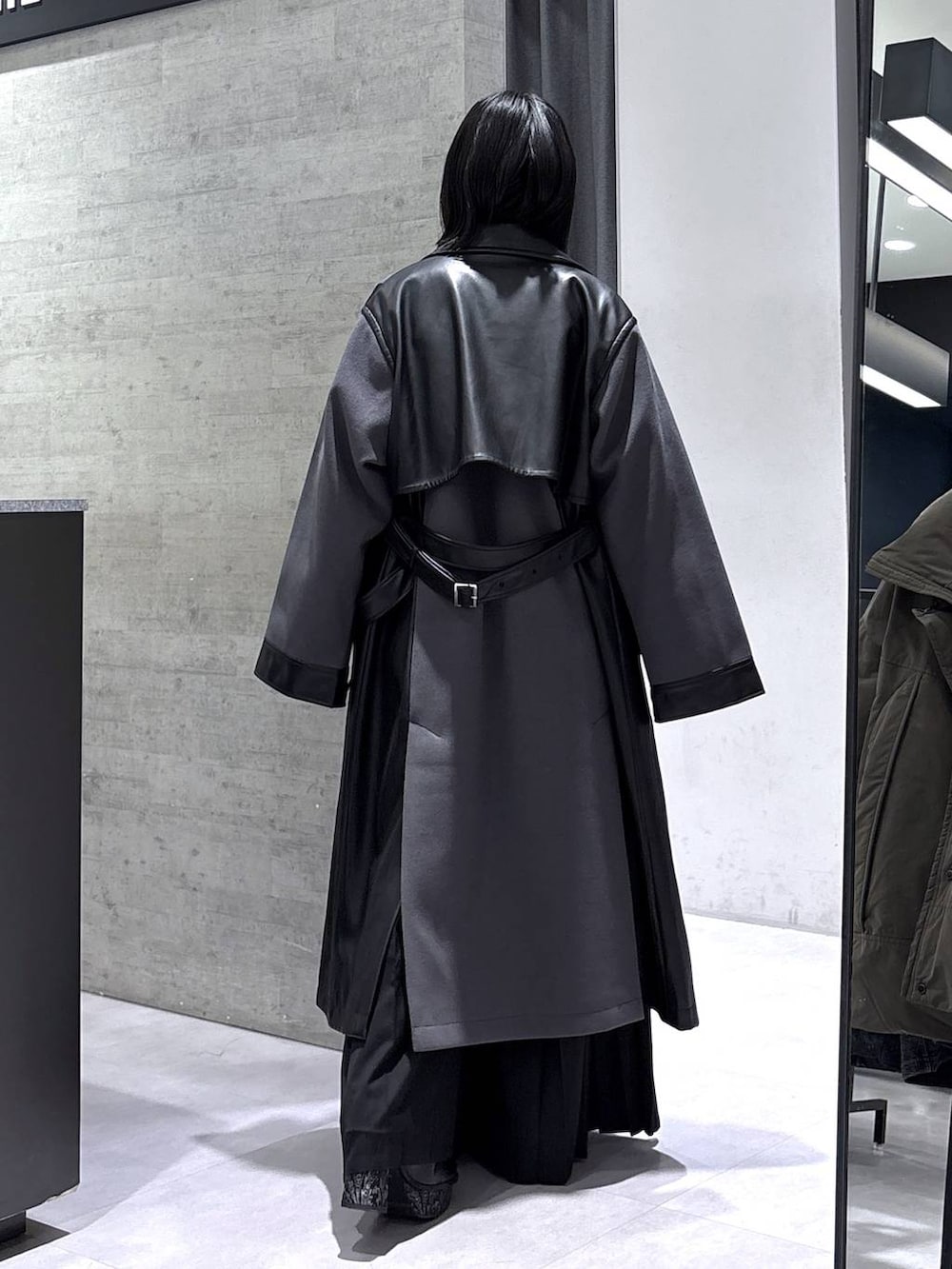 ブラック系のネクタイ、グレー系のタンクトップ、グレー系のブーツを着用したレディースの秋コーディネートの7枚目の写真