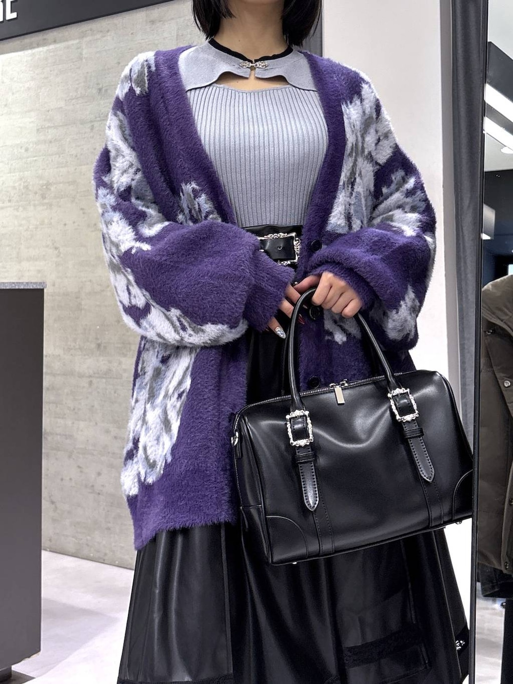 ブラック系のタンクトップ、グレー系のニット/セーター、パープル系のカーディガン/ボレロを着用したレディースの秋コーディネートの2枚目の写真