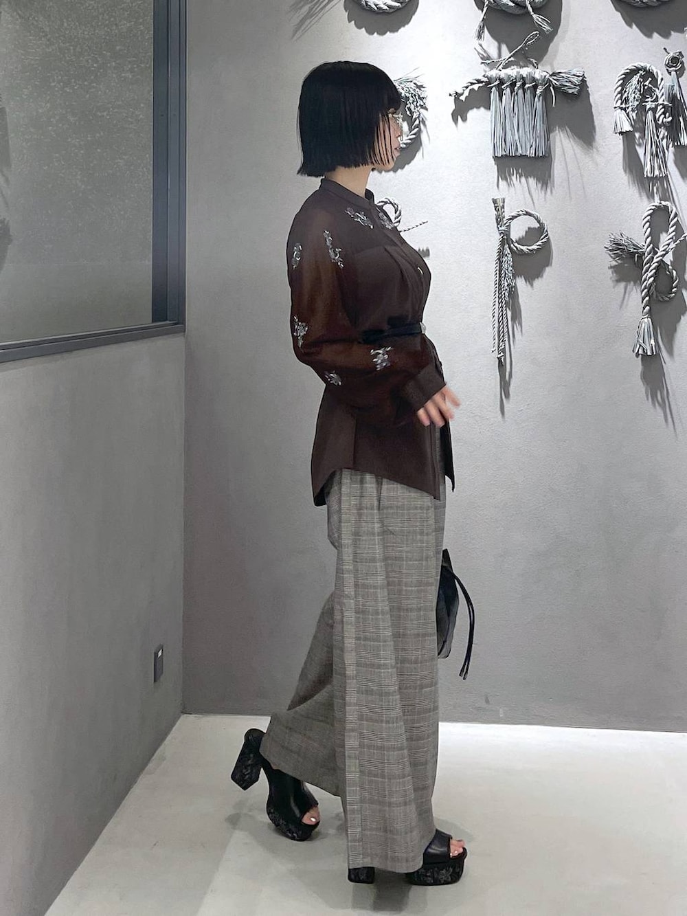 ブラック系のタンクトップ、グレー系のサンダル、ブラウン系のシャツ/ブラウスを着用したレディースの夏コーディネートの6枚目の写真