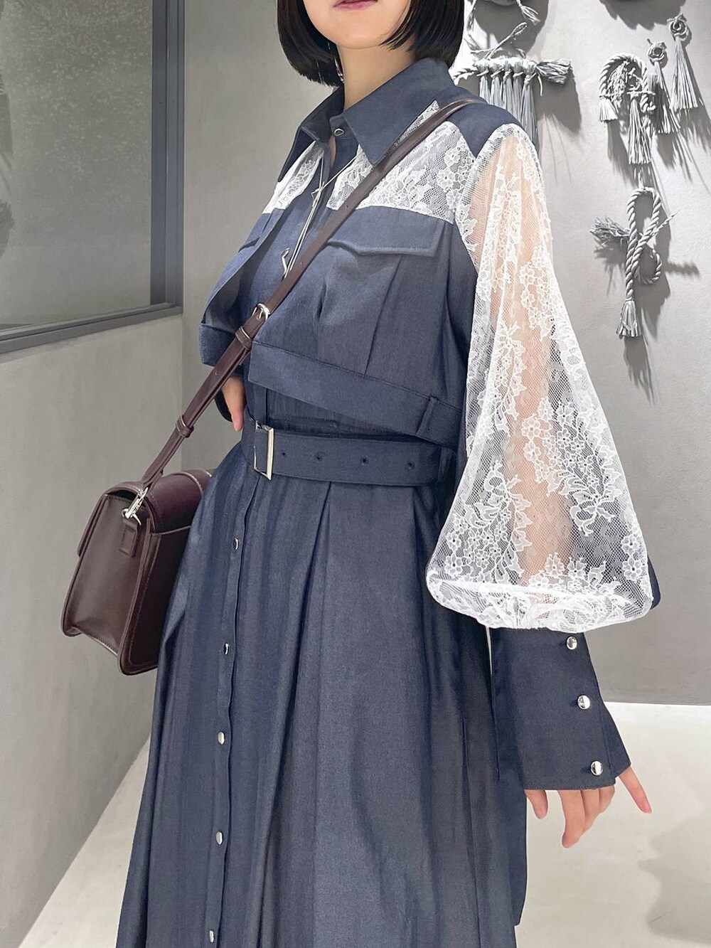 ブラック系のタンクトップ、ブラック系のサンダル、ブラウン系のショルダーバッグを着用したレディースの夏コーディネートの8枚目の写真