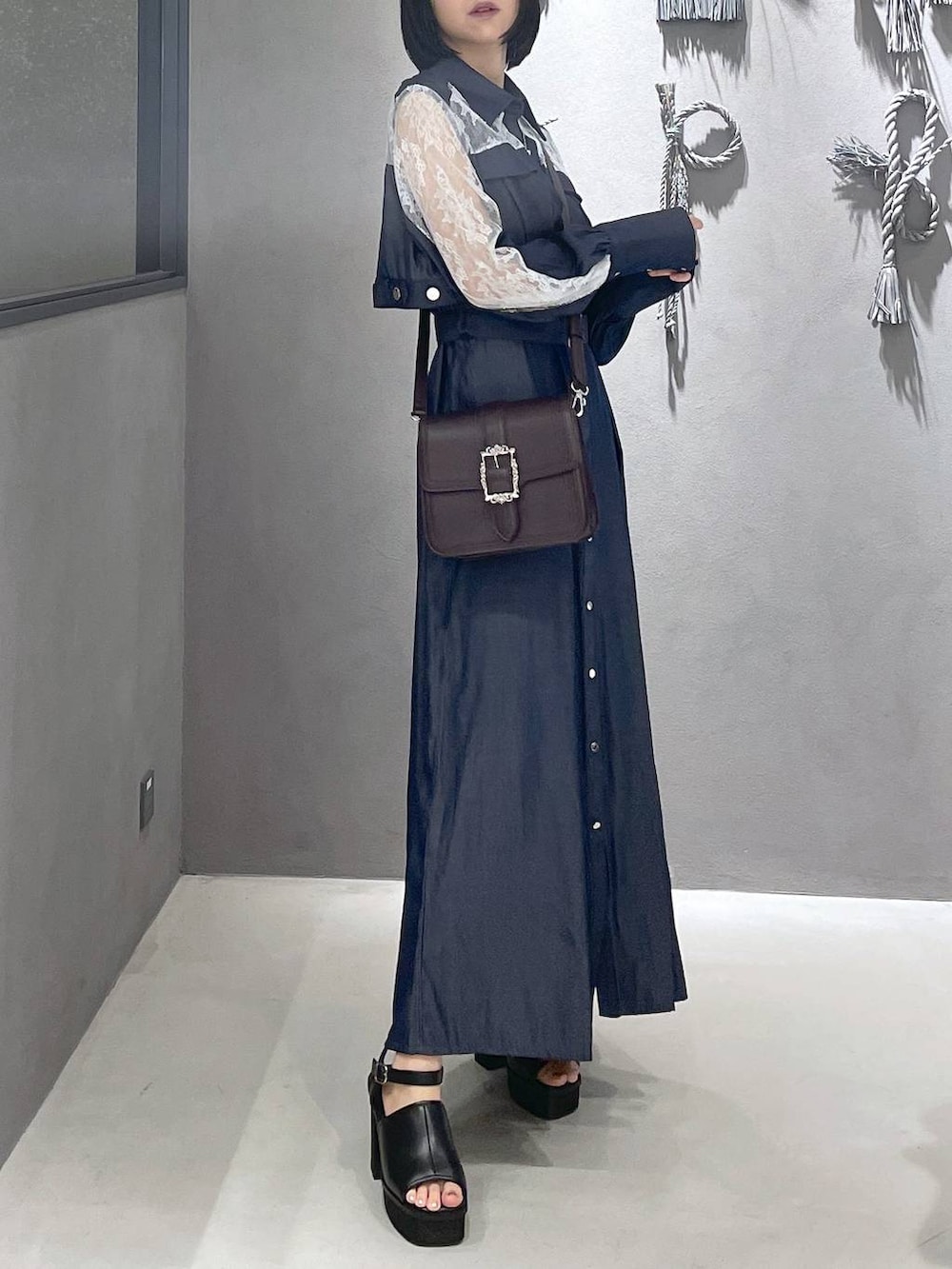 ブラック系のタンクトップ、ブラック系のサンダル、ブラウン系のショルダーバッグを着用したレディースの夏コーディネートの9枚目の写真