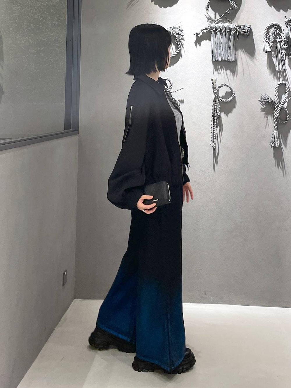 「低身長、モード、個性派、デート/ロマンティック、秋コーデ、骨格ウェーブ、HARE、レイヤードスタイル、ネックレス、タンクトップ、ブルゾン、モノトーン、ベルト、デニムパンツ、パンツ」｜「HAREの2WAYスクエアラメニットタンクトップ(HARE)（タンクトップ、グレー系）」を使った、ぽんさん（レディース・155cm）の秋コーディネートの6枚目の写真