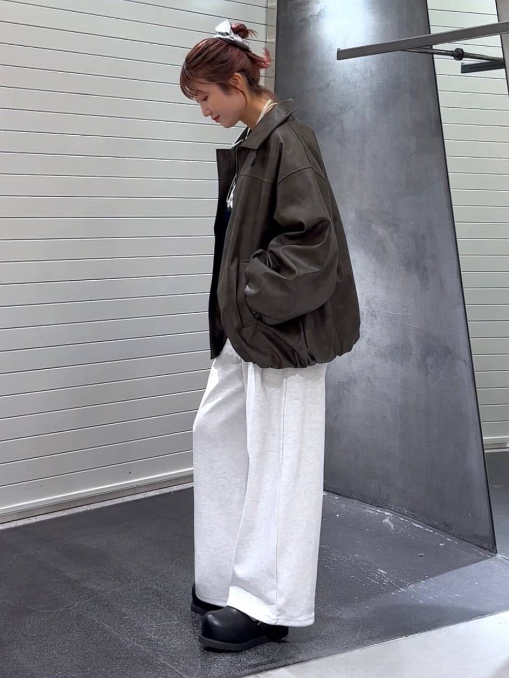 ホワイト系のその他トップス、ブラック系のその他シューズ、ブルー系のニット/セーターを着用したレディースの秋コーディネートの6枚目の写真