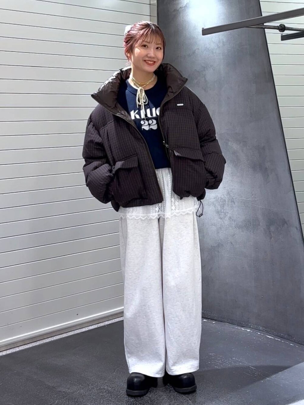 ブラウン系のブルゾン、ホワイト系のその他トップス、ブラック系のその他シューズを着用したレディースの秋コーディネートの2枚目の写真