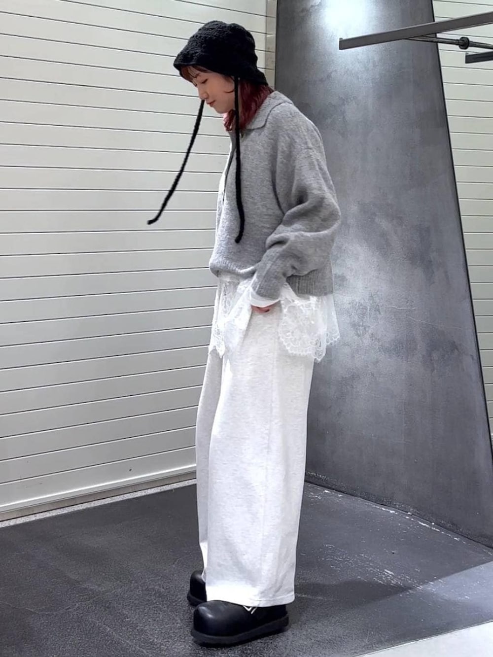 ブラック系のその他シューズ、ホワイト系のTシャツ/カットソー、ベージュ系のスウェットパンツを着用したレディースの冬コーディネートの6枚目の写真