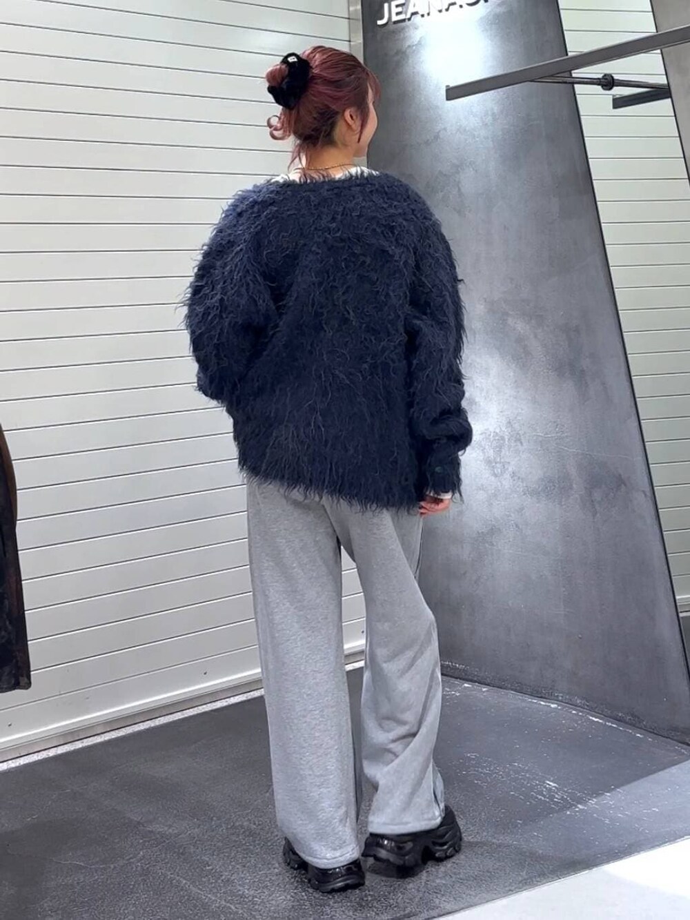 ホワイト系のTシャツ/カットソー、ブラック系のローファー、ブルー系のデニムパンツを着用したレディースの冬コーディネートの6枚目の写真