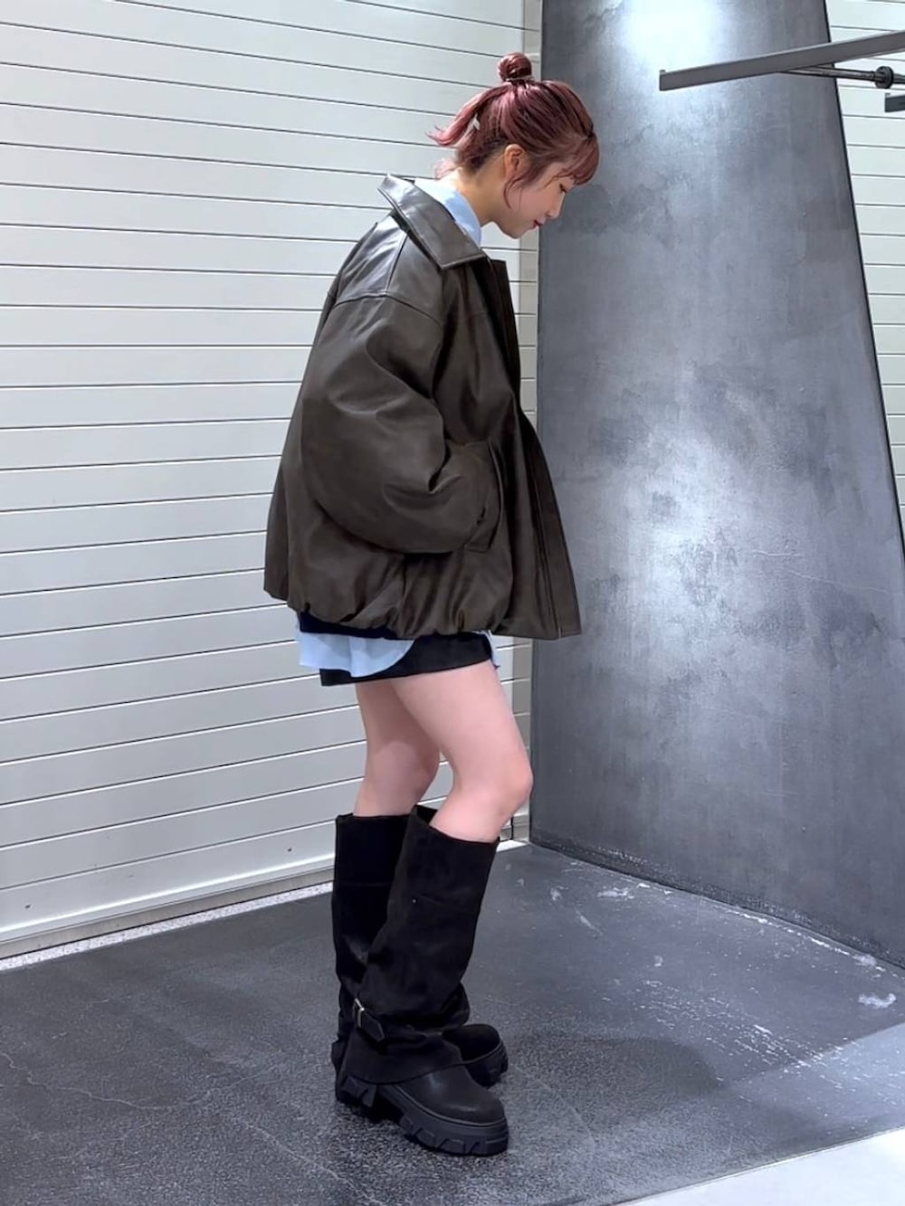 ブラック系のブーツ、ブルー系のシャツ/ブラウス、ブラック系のその他パンツを着用したレディースの秋コーディネートの4枚目の写真