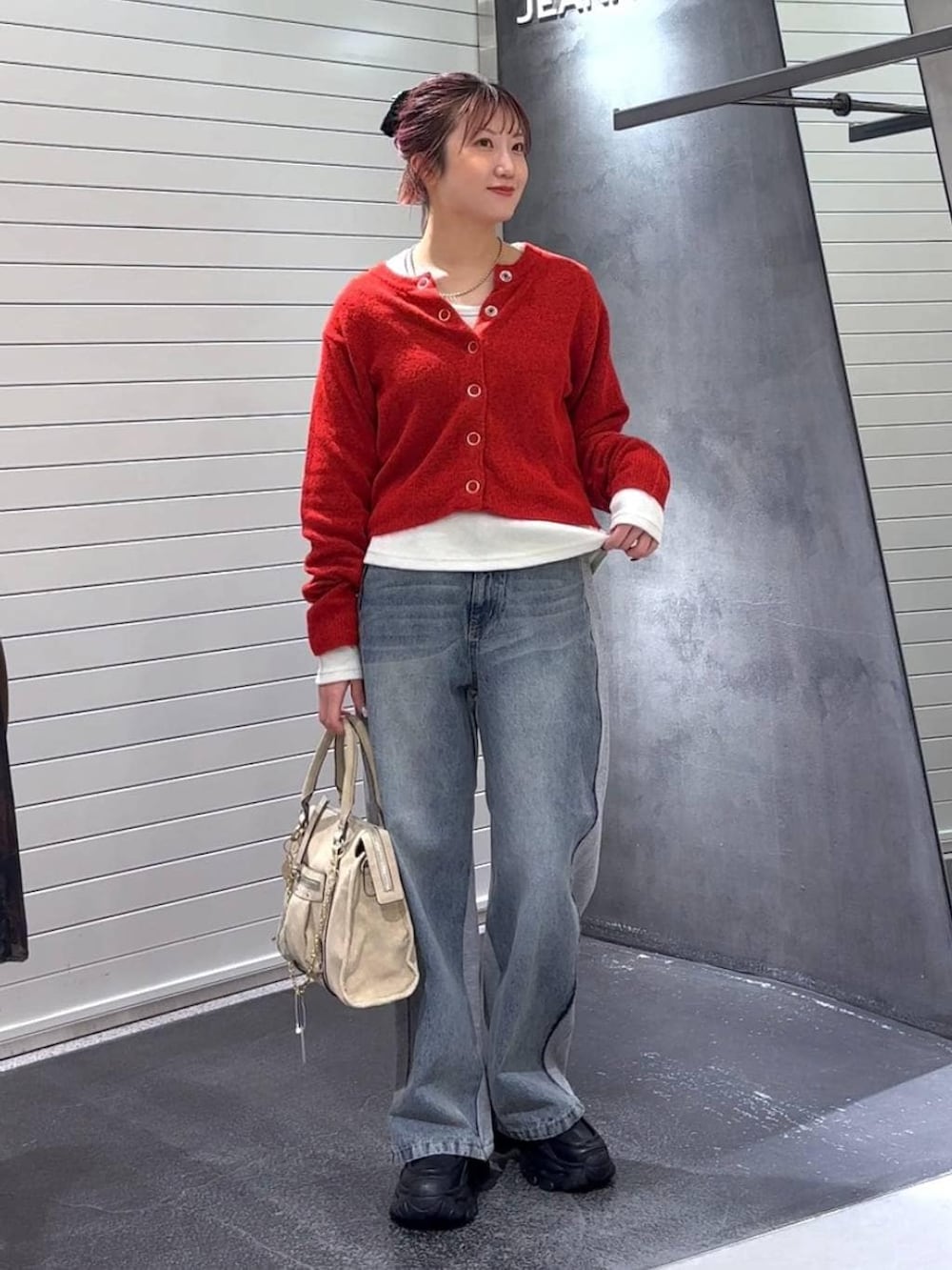 ホワイト系のTシャツ/カットソー、ベージュ系のボストンバッグ、ブラック系のローファーを着用したレディースの冬コーディネートの3枚目の写真