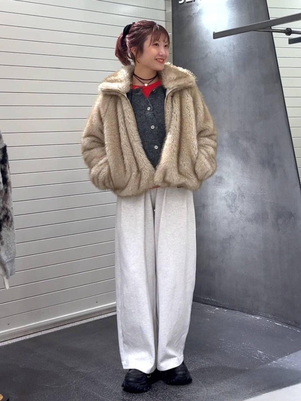 ベージュ系のブルゾン、ブラック系のローファー、ベージュ系のスウェットパンツを着用したレディースの秋コーディネートの3枚目の写真