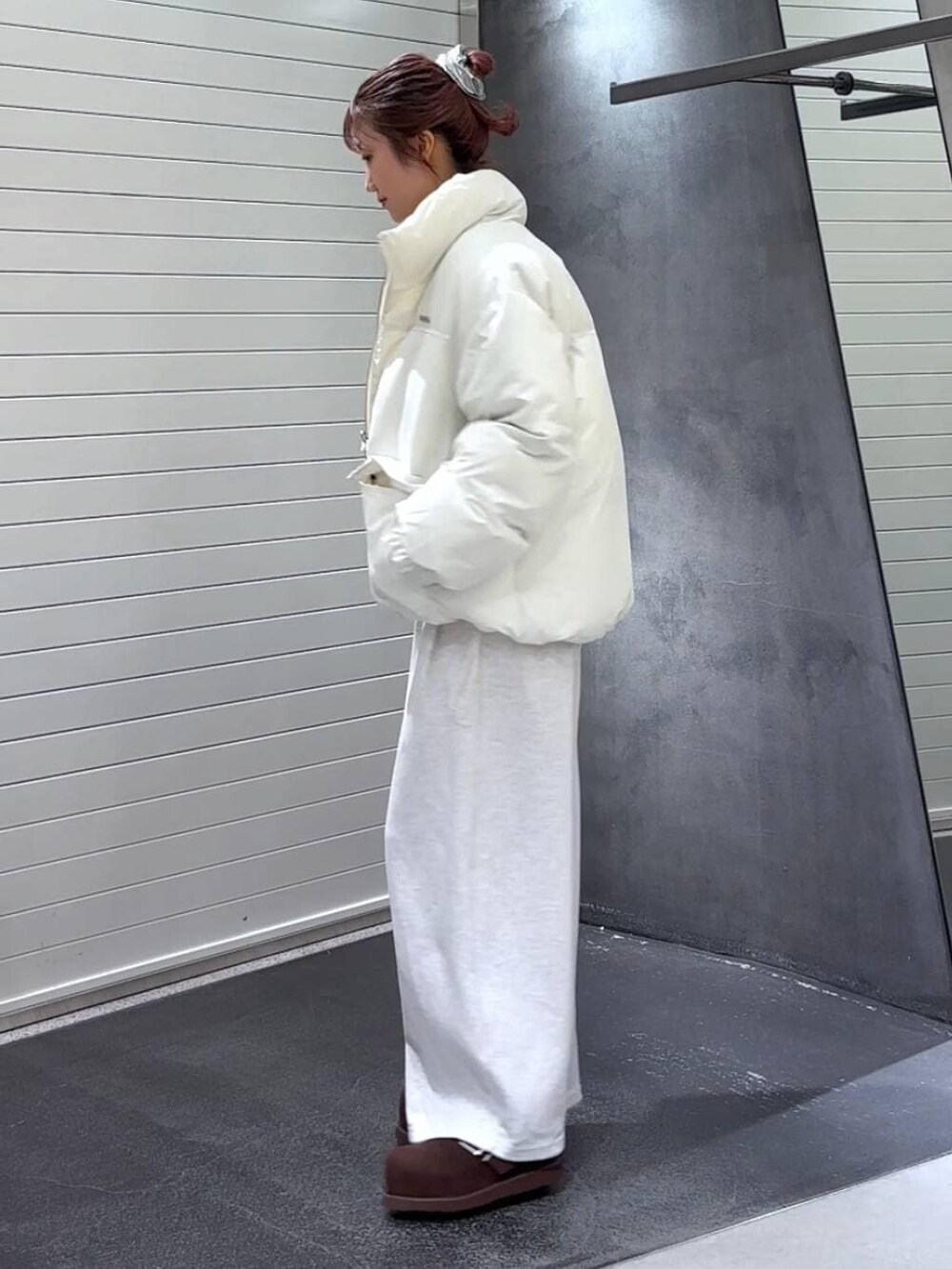 ホワイト系のブルゾン、ブラウン系のその他シューズ、グレー系のニット/セーターを着用したレディースの秋コーディネートの6枚目の写真