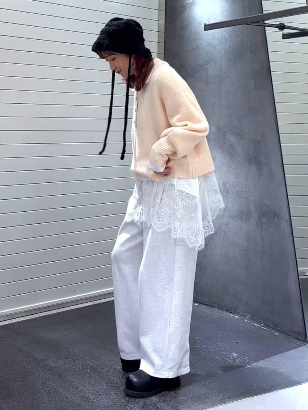 ブラック系のその他シューズ、ホワイト系のTシャツ/カットソー、ベージュ系のスウェットパンツを着用したレディースの冬コーディネートの6枚目の写真