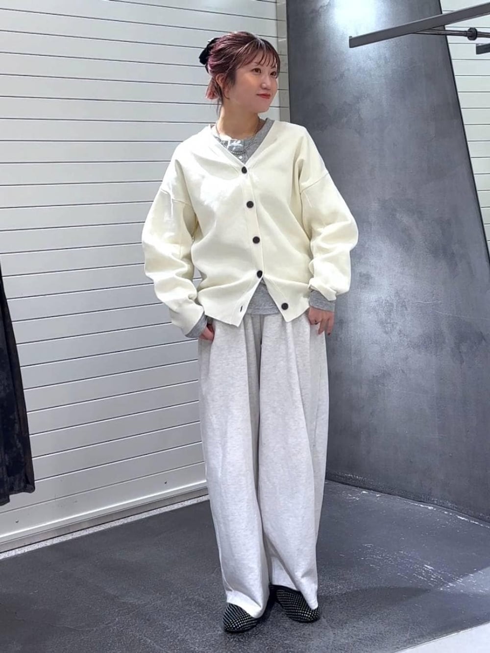 ブラック系のパンプス、グレー系のTシャツ/カットソー、ベージュ系のスウェットパンツを着用したレディースの冬コーディネートの3枚目の写真