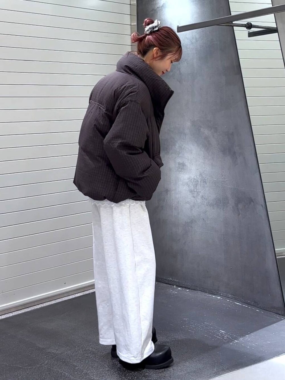 ブラウン系のブルゾン、ホワイト系のその他トップス、ブラック系のその他シューズを着用したレディースの秋コーディネートの3枚目の写真