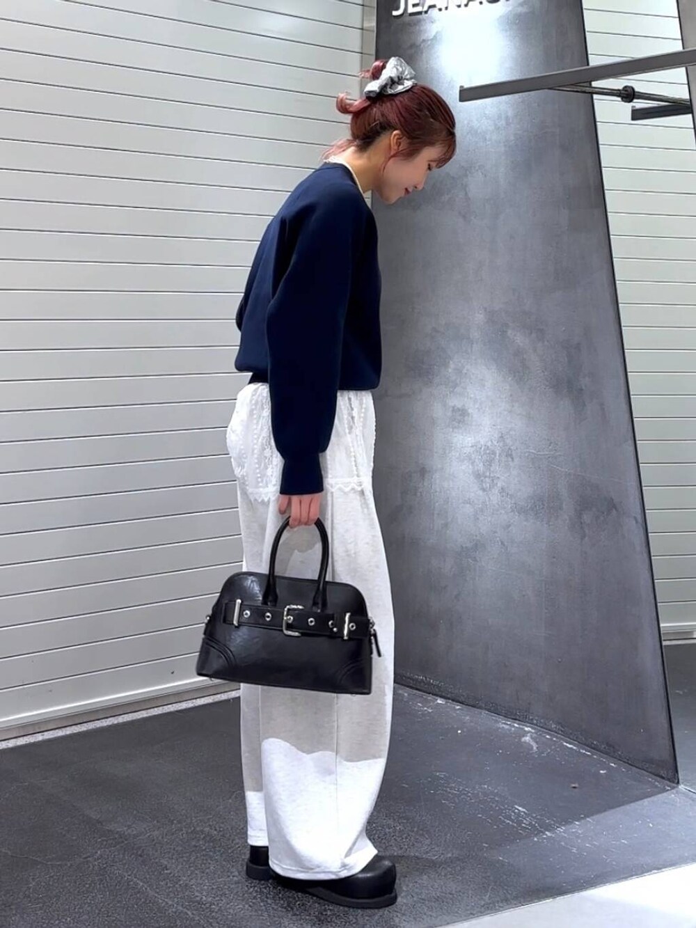 ホワイト系のその他トップス、ブラック系のその他シューズ、ブラック系のショルダーバッグを着用したレディースの秋コーディネートの4枚目の写真