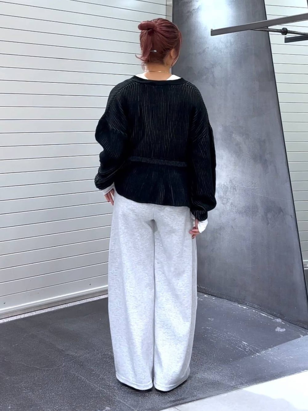 ホワイト系のTシャツ/カットソー、グレー系のスウェットパンツ、ブラック系のカーディガン/ボレロを着用したレディースの秋コーディネートの5枚目の写真