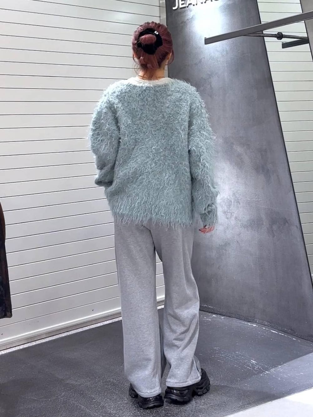 ホワイト系のTシャツ/カットソー、ブラック系のローファー、ブルー系のデニムパンツを着用したレディースの冬コーディネートの5枚目の写真