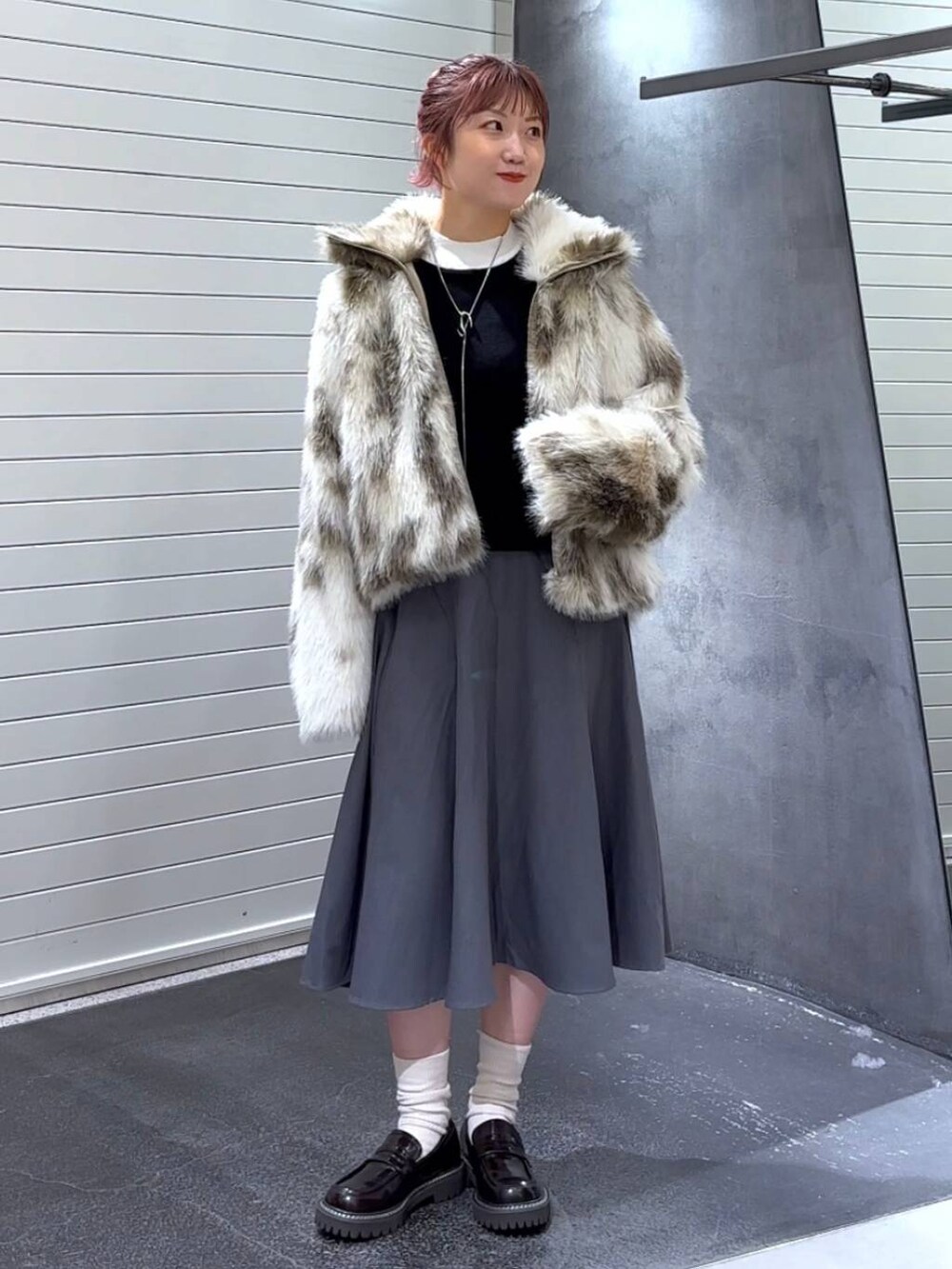 ホワイト系のブルゾン、ブラウン系のローファー、ホワイト系のニット/セーターを着用したレディースの秋コーディネートの2枚目の写真