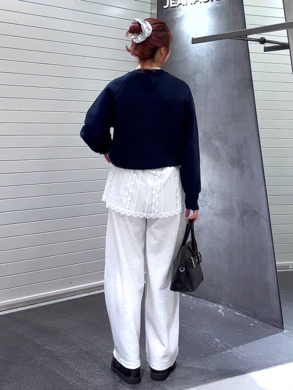 ホワイト系のその他トップス、ブラック系のその他シューズ、ブラック系のショルダーバッグを着用したレディースの秋コーディネートの5枚目の写真