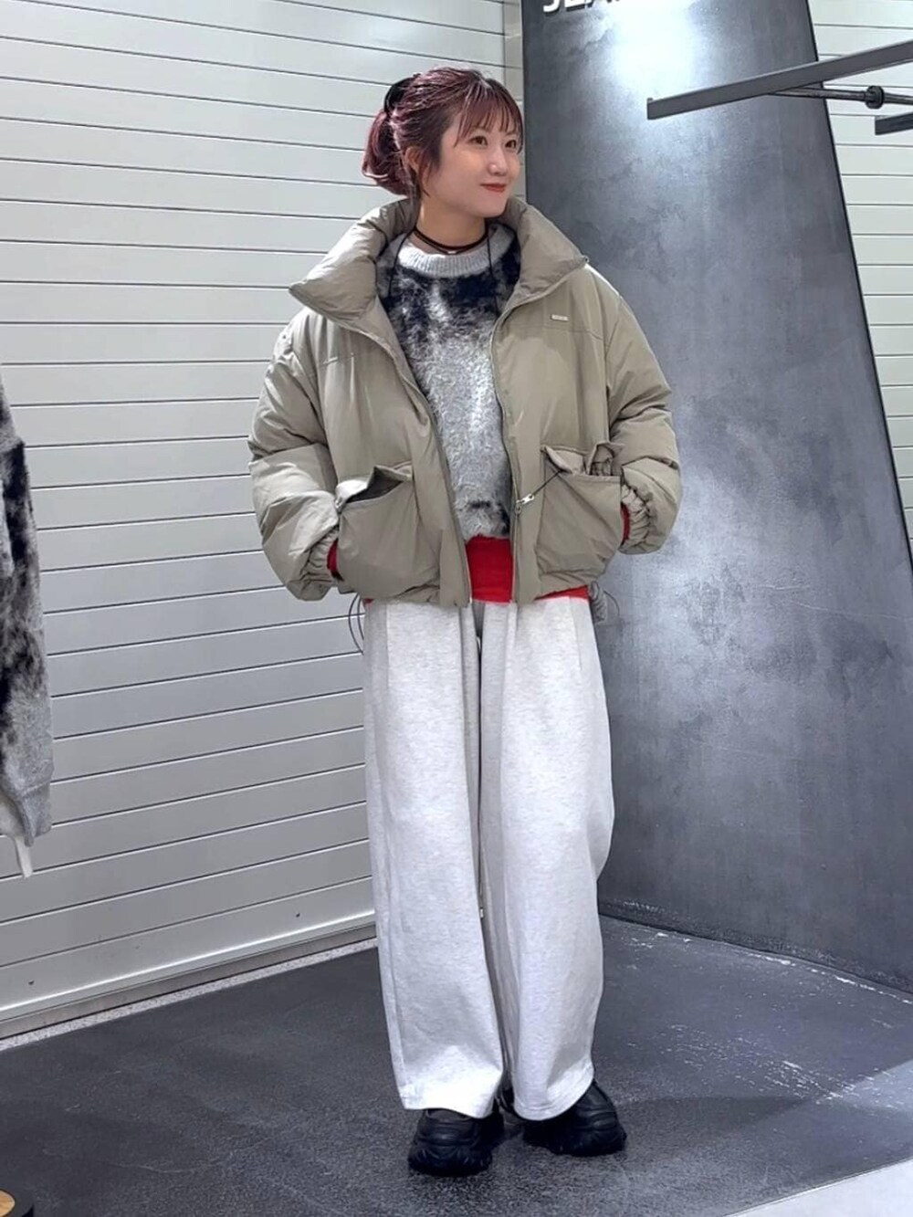 グレー系のニット/セーター、ベージュ系のブルゾン、ブラック系のローファーを着用したレディースの冬コーディネートの2枚目の写真