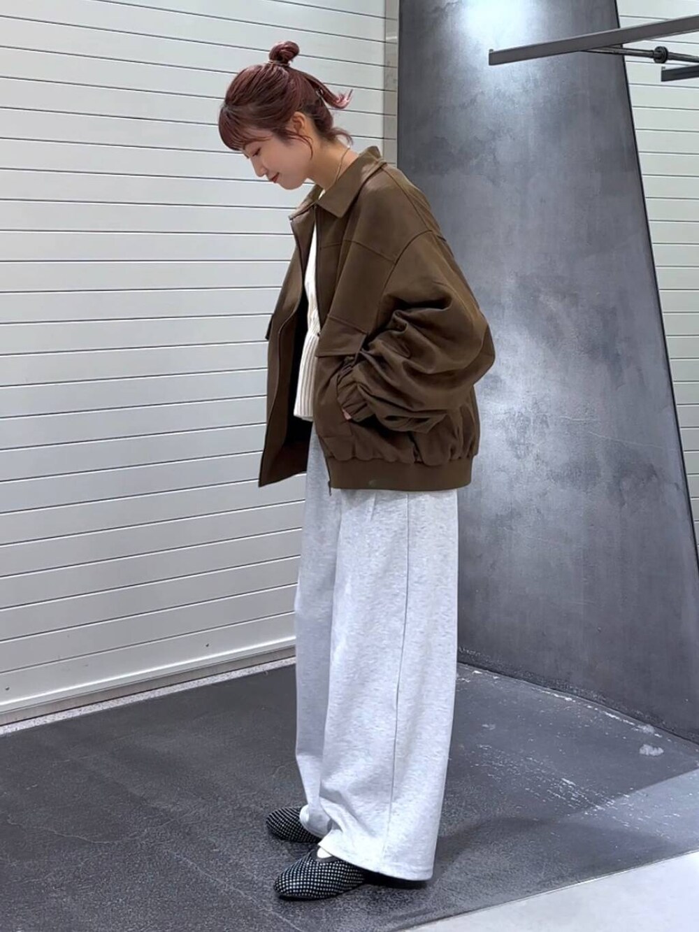 ホワイト系のTシャツ/カットソー、グレー系のスウェットパンツ、ブラック系のパンプスを着用したレディースの秋コーディネートの6枚目の写真