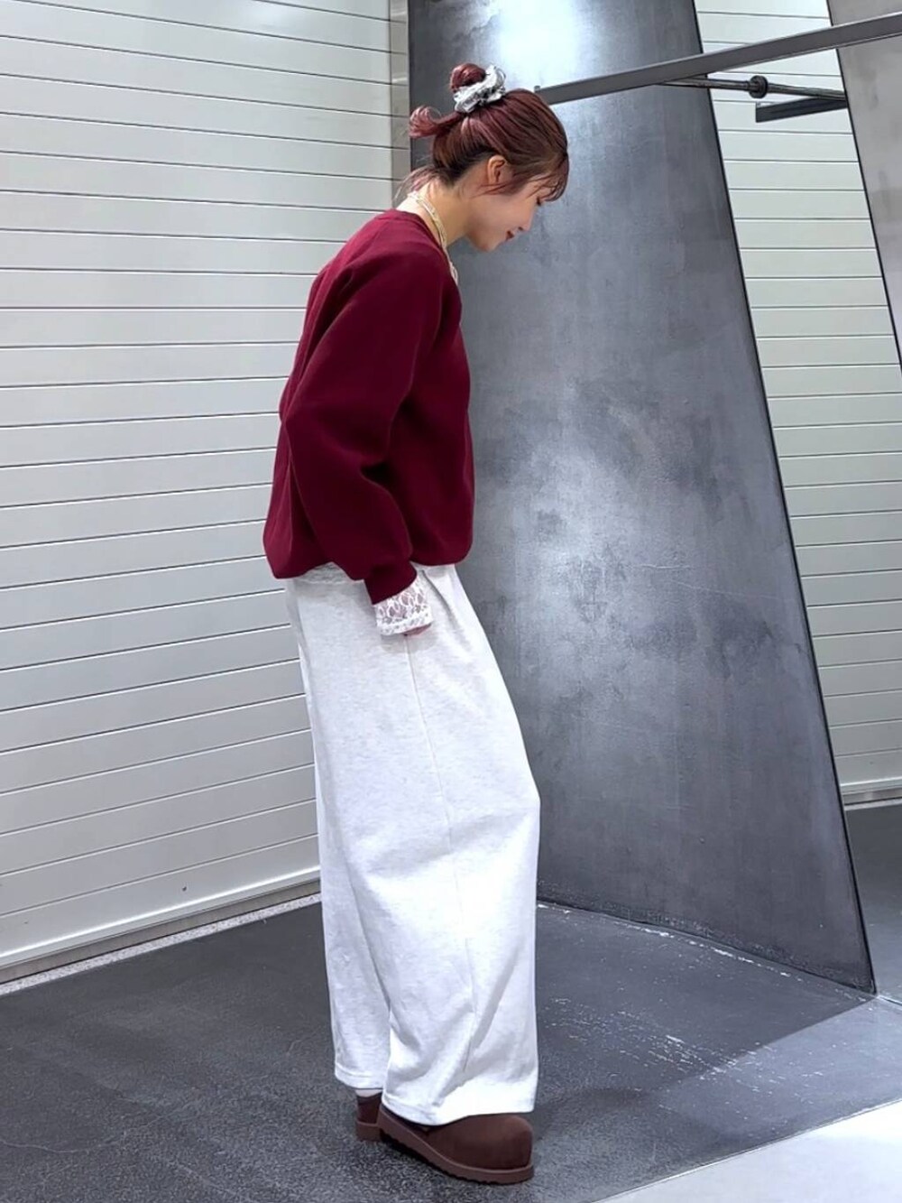 ブラウン系のその他シューズ、レッド系のニット/セーター、ベージュ系のスウェットパンツを着用したレディースの秋コーディネートの4枚目の写真