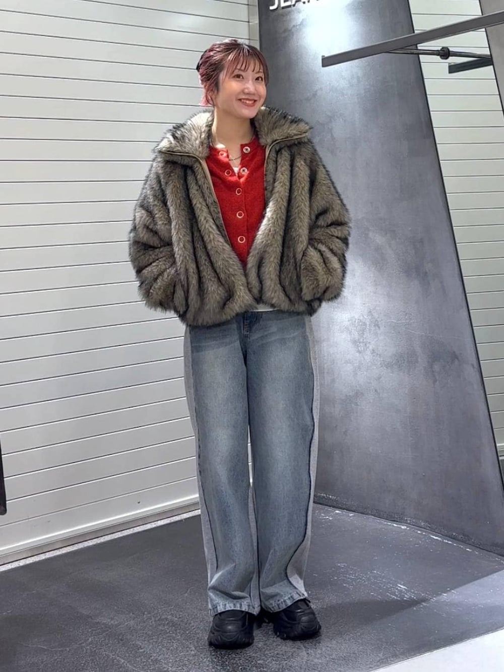 ベージュ系のブルゾン、ホワイト系のTシャツ/カットソー、ブラック系のローファーを着用したレディースの冬コーディネートの2枚目の写真