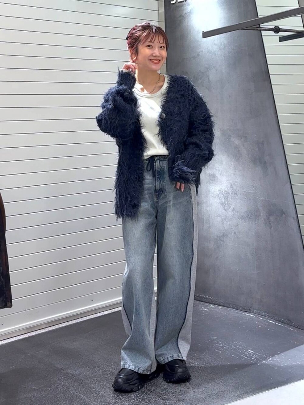 ホワイト系のTシャツ/カットソー、ブラック系のローファー、ブルー系のデニムパンツを着用したレディースの冬コーディネートの4枚目の写真