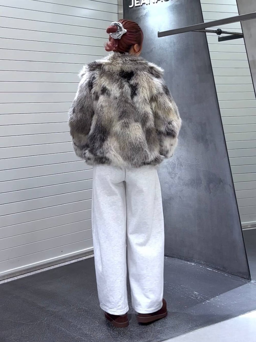 グレー系のブルゾン、ブラウン系のその他シューズ、グレー系のスウェットを着用したレディースの秋コーディネートの5枚目の写真