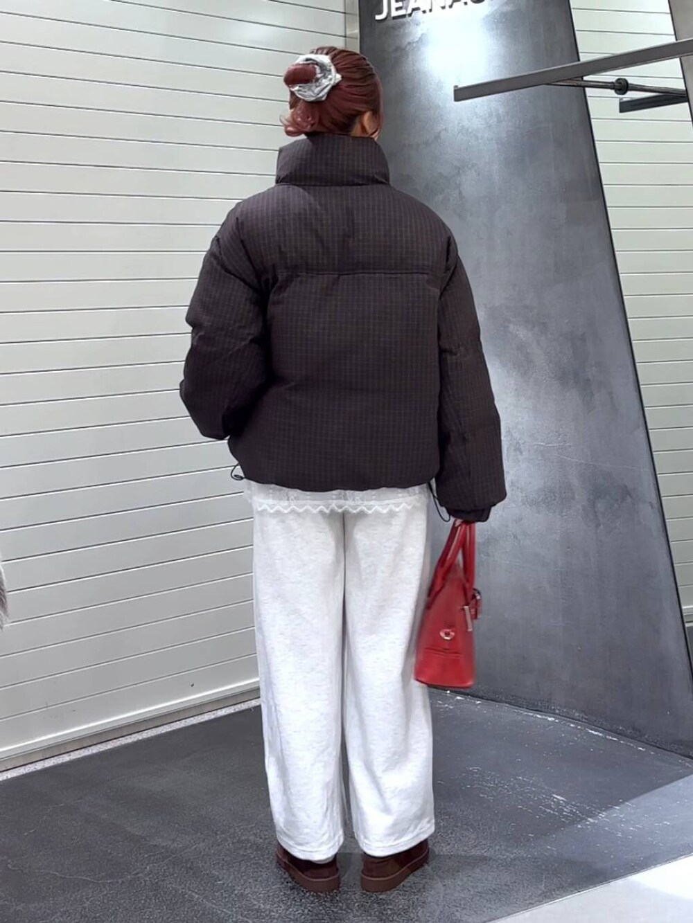 ブラウン系のブルゾン、ホワイト系のその他トップス、ブラウン系のその他シューズを着用したレディースの秋コーディネートの5枚目の写真