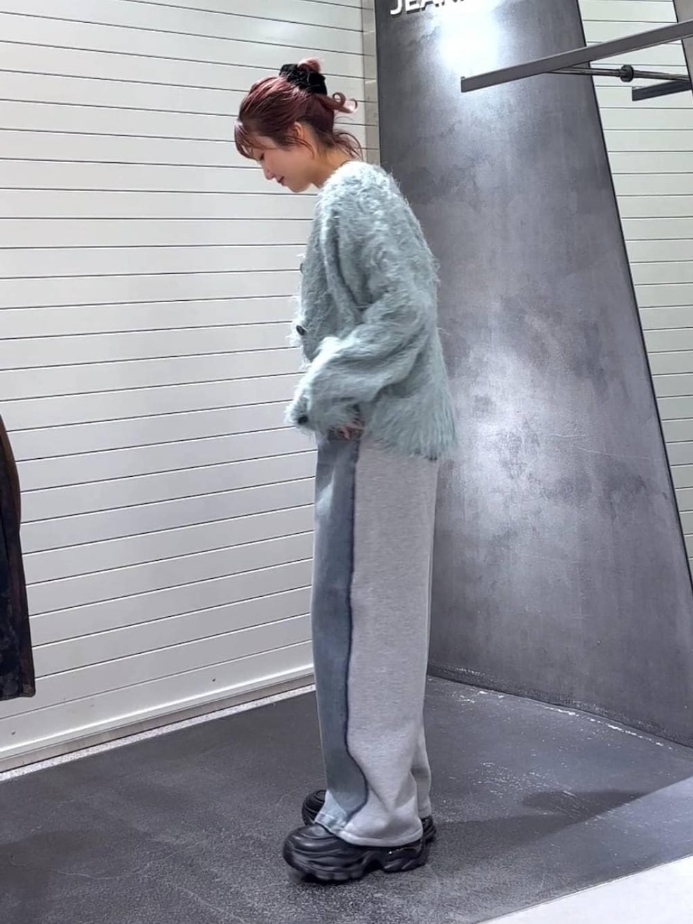 ホワイト系のTシャツ/カットソー、ブラック系のローファー、ブルー系のデニムパンツを着用したレディースの冬コーディネートの7枚目の写真