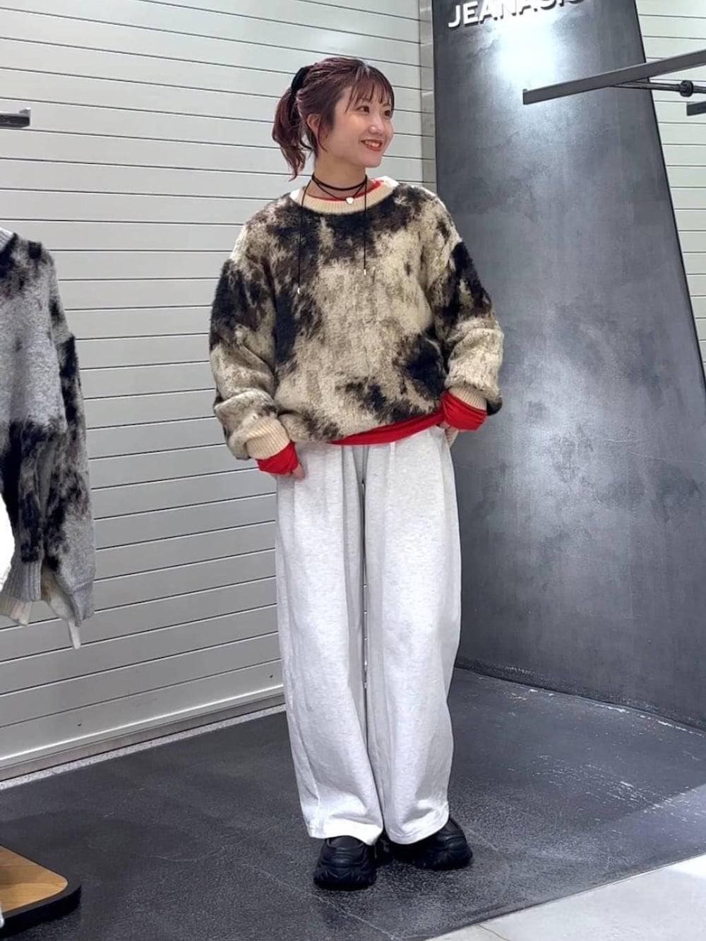 ブラウン系のニット/セーター、ブラック系のローファー、ベージュ系のスウェットパンツを着用したレディースの秋コーディネートの3枚目の写真