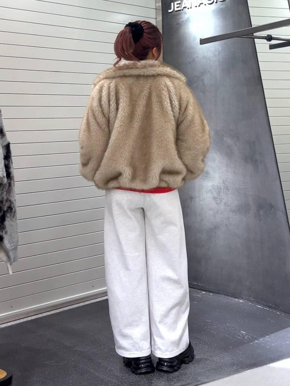 ベージュ系のブルゾン、ブラック系のローファー、ベージュ系のスウェットパンツを着用したレディースの秋コーディネートの5枚目の写真