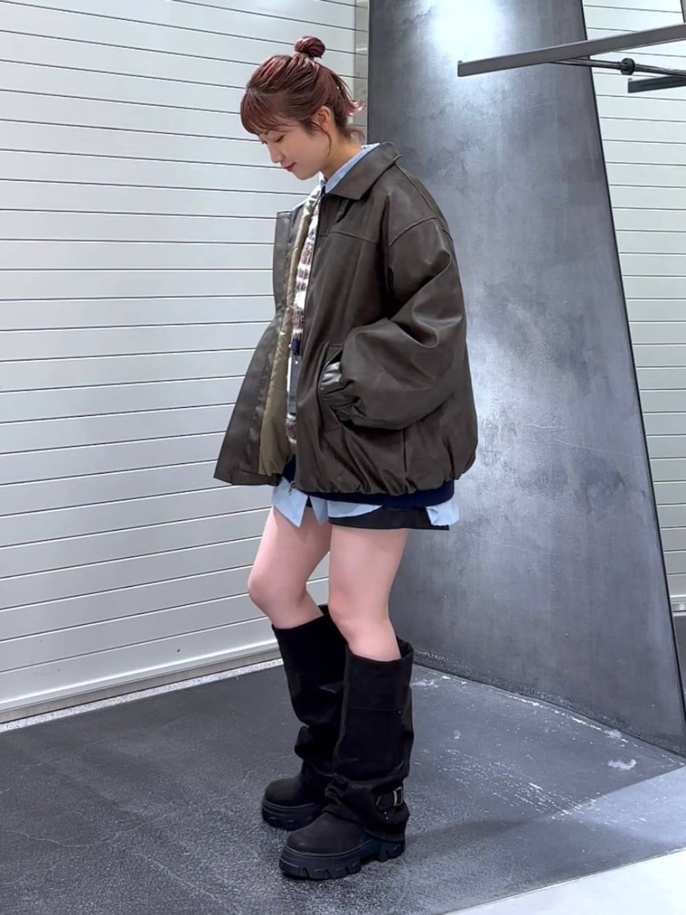 ブラック系のブーツ、ブルー系のシャツ/ブラウス、ブラック系のその他パンツを着用したレディースの秋コーディネートの6枚目の写真