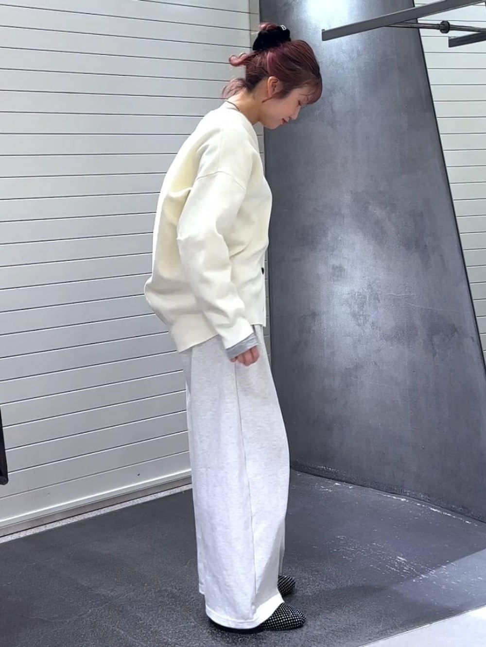 ブラック系のパンプス、グレー系のTシャツ/カットソー、ベージュ系のスウェットパンツを着用したレディースの冬コーディネートの4枚目の写真