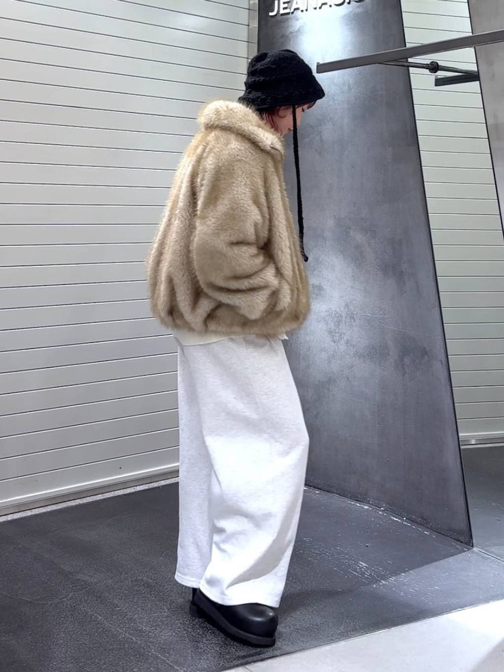 ベージュ系のブルゾン、ブラック系のその他シューズ、ベージュ系のスウェットパンツを着用したレディースの冬コーディネートの4枚目の写真