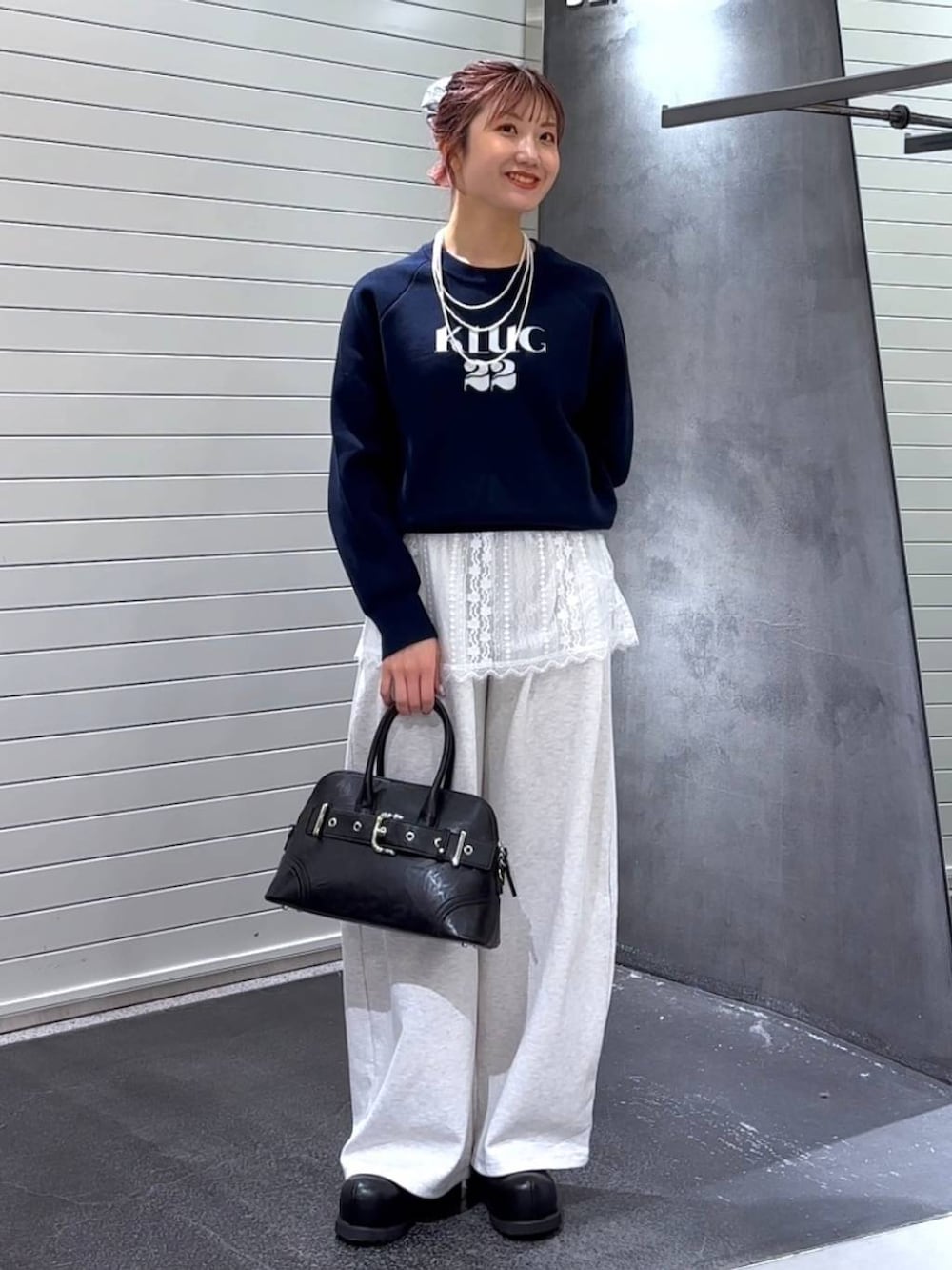 ホワイト系のその他トップス、ブラック系のその他シューズ、ブラック系のショルダーバッグを着用したレディースの秋コーディネートの3枚目の写真