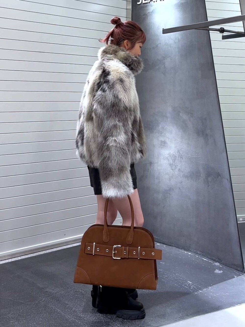 グレー系のブルゾン、ブラック系のブーツ、ブラウン系のショルダーバッグを着用したレディースの秋コーディネートの4枚目の写真