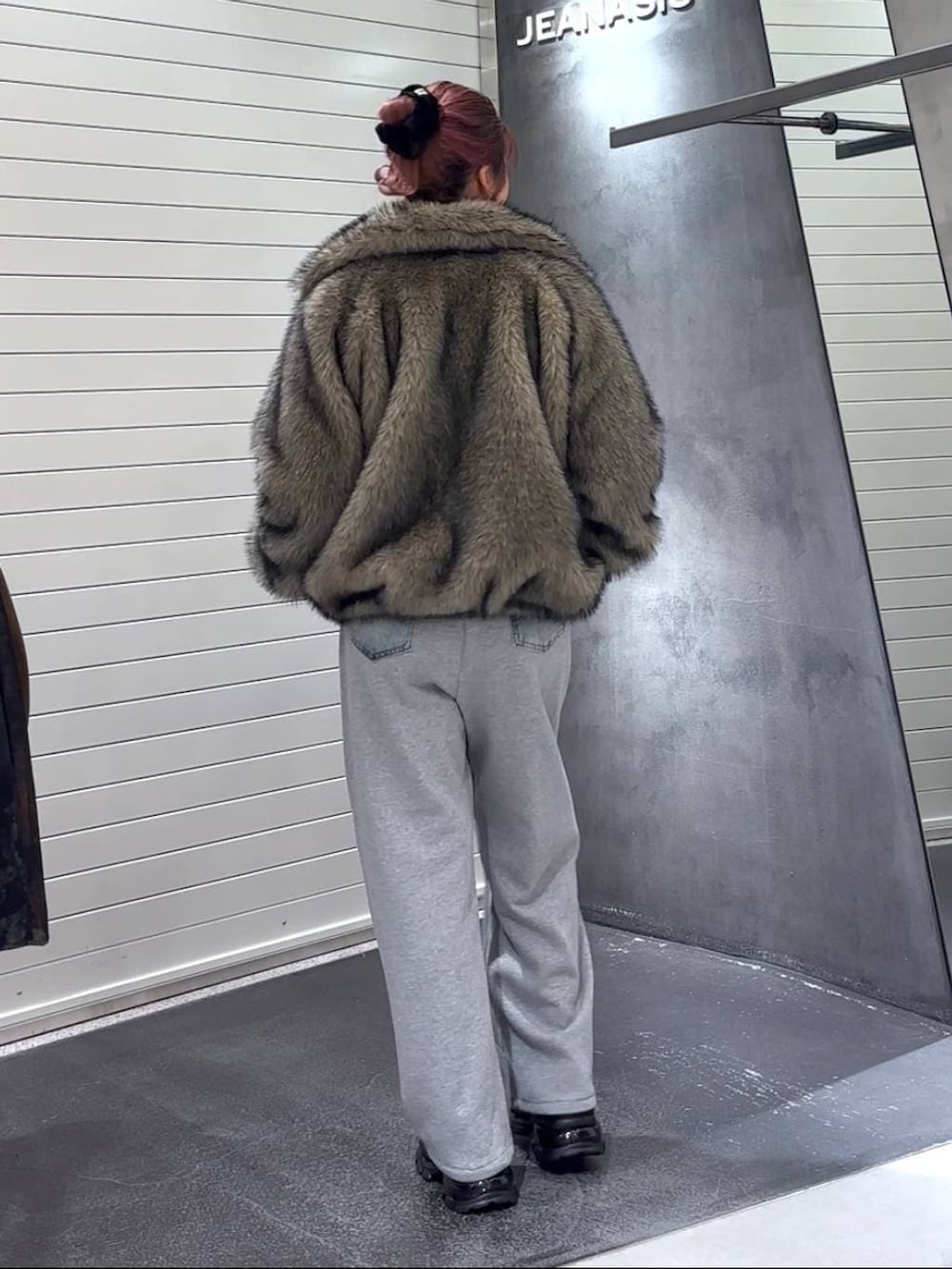 ベージュ系のブルゾン、ホワイト系のTシャツ/カットソー、ブラック系のローファーを着用したレディースの冬コーディネートの5枚目の写真