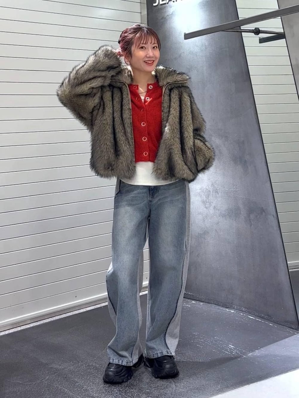 ベージュ系のブルゾン、ホワイト系のTシャツ/カットソー、ブラック系のローファーを着用したレディースの冬コーディネートの3枚目の写真